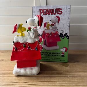 Peanuts Snoopy & Woodstock Christmas Light Up Colour Changing LED Doghouse Decor